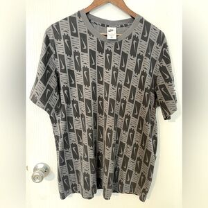 Nike Mens Logo Swoosh Short Sleeve Shirt XL Grey Black all over print
